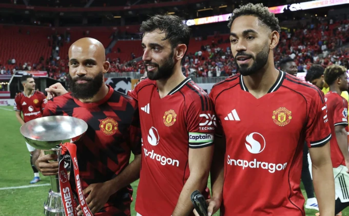 Bruno Fernandes (giữa), Matheus Cunha (phải) và Bryan Mbeumo mừng Cup Summer Series 2025. Ảnh: Telegraph