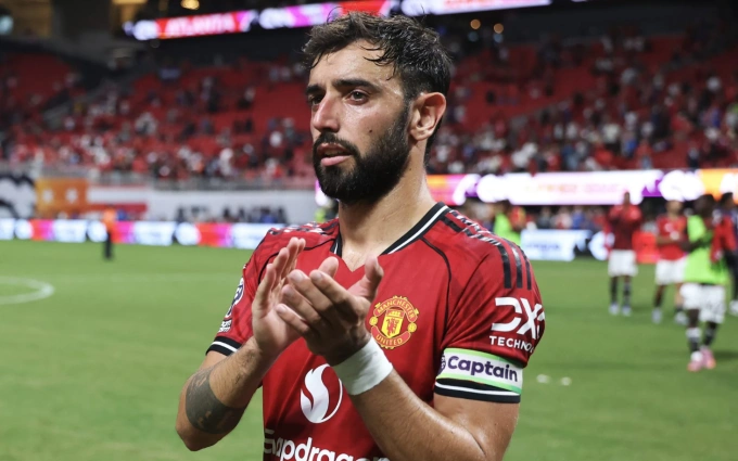 Bruno Fernandes vỗ tay tri ân người hâm mộ sau trận Man Utd hòa Everton 2-2 trên sân Mercedes-Benz, Atlanta, Mỹ ngày 3/8. Ảnh: Premier League