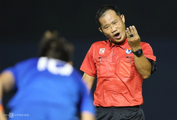 Trọng tài Trần Đình Thịnh điều khiển một trận đấu ở V-League 2204-2025 trên sân Thống Nhất. Ảnh: Đức Đồng