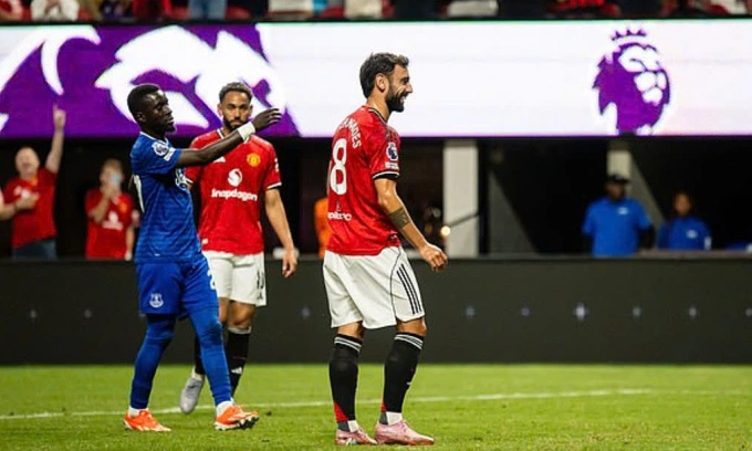 Bruno Fernandes (phải) sau khi ghi bàn mở tỷ số từ phạt đền. Ảnh: Daily Mail