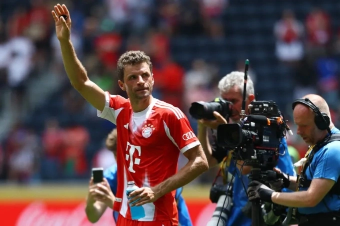 Thomas Muller tri ân người hâm mộ sau trận Bayern Munich thắng Auckland City 10-0 tại vòng bảng FIFA Club World Cup 2025. Ảnh: Reuters