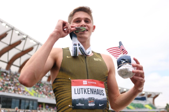 Cooper Lutkenhaus mừng tấm huy chương bạc. Ảnh: Runners World