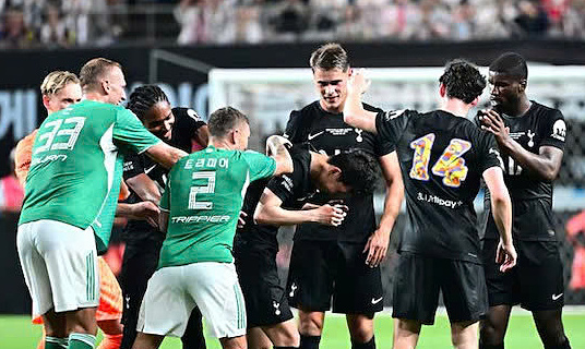 Cầu thủ Newcastle (áo xanh) và Tottenham vỗ lưng Son Heung-min trong trận giao hữu trên sân Seoul World Cup, Hàn Quốc tối 3/8/2025. Ảnh: Osen
