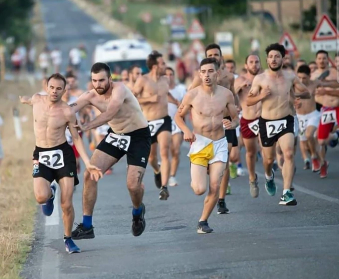 Các VĐV xô đẩy khi thi đấu tại Palio della Vittoria.