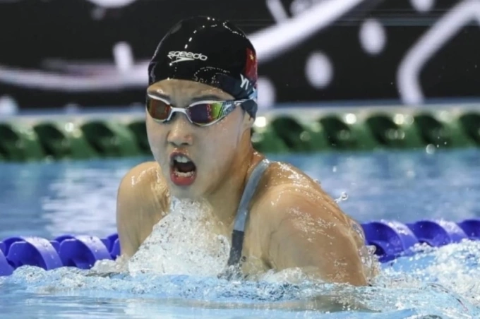 Yu Zidi trên đường bơi chung kết 200m hỗn hợp giải VĐTG tại Singapore ngày 28/7. Ảnh: Marca