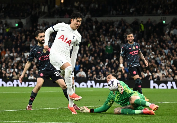 Son Heung-min trong một pha đối mặt với thủ môn Ederson ở trận Tottenham thua Man City 0-2 tại Ngoại hạng Anh ngày 14/5. Ảnh: Reuters