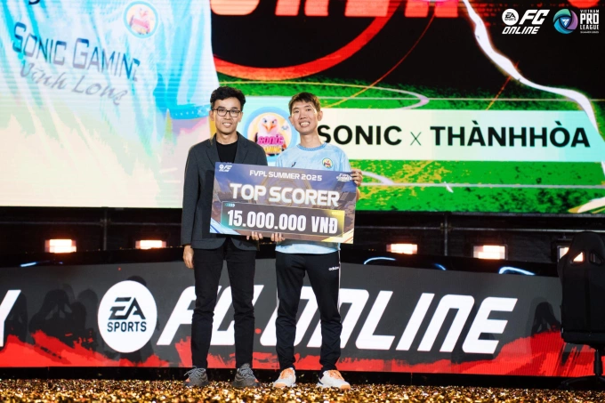 Thành Hòa nhận giải vua phá lưới. Ảnh: FC Online