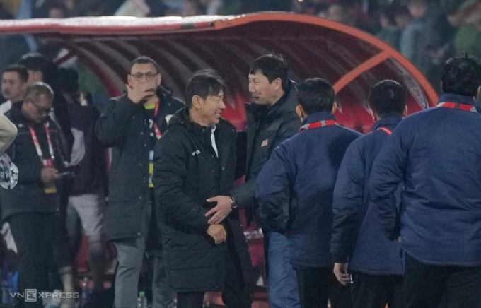 HLV Shin Tae-yong và Kim Sang-sik (giữa) sau trận Việt Nam thắng Indonesia 1-0 ở vòng bảng ASEAN Cup 2024, tại sân Việt Trì, Phú Thọ, ngày 15/12/2024. Ảnh: Ngọc Thành