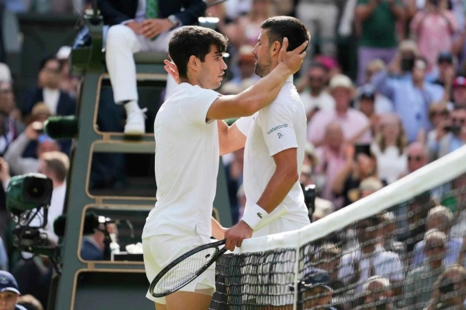Djokovic (phải) chúc mừng Alcaraz sau trận chung kết Wimbledon, trên sân Trung tâm hôm 14/7/2024. Ảnh: Reuters