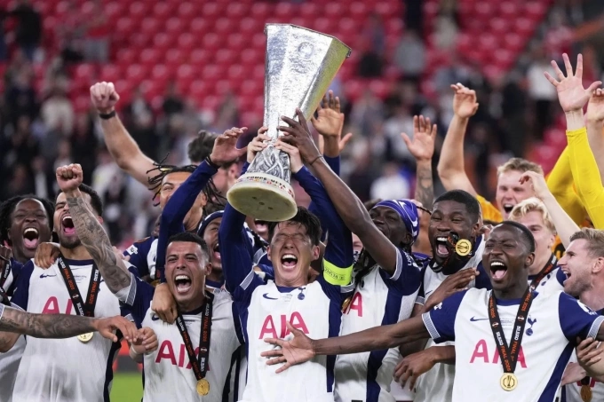 Son nâng cup vô địch Europa League cùng Tottenham sau trận chung kết thắng Bilbao 1-0 trên sân San Mames, Bilbao, Tây Ban Nha ngày 21/5/2025. Ảnh: Reuters