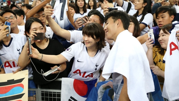 Son vui vẻ chụp ảnh chung với người hâm mộ châu Á. Ảnh: AFP