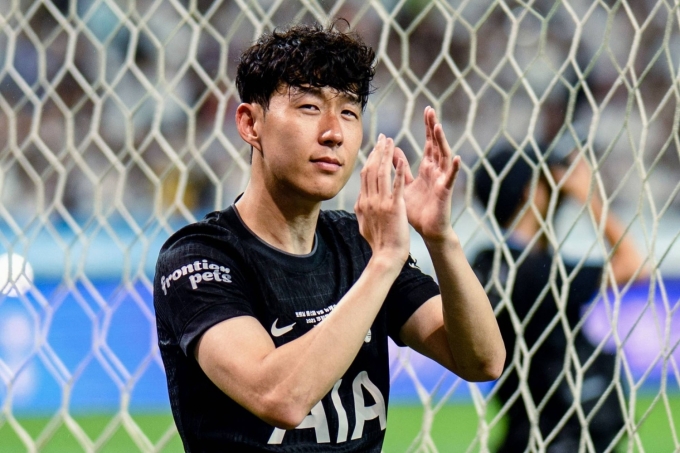 Son vỗ tay cảm ơn người hâm mộ quê nhà sau trận giao hữu Tottenham - Newcastle - trận cuối anh khoác áo CLB thành London - trên sân World Cup Seoul hôm 3/8. Ảnh: AFP