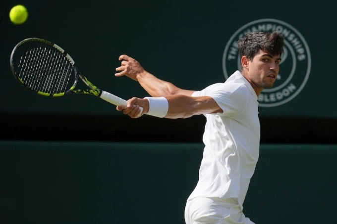 Alcaraz trả bóng trong trận chung kết Wimbledon 2025 với Sinner trên sân Trung tâm All England Club, London, Anh ngày 13/7. Ảnh: AP