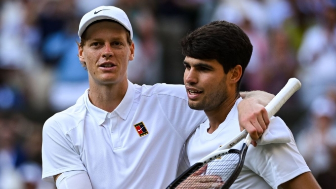Alcaraz (phải) và Sinner, sau chung kết Wimbledon, trên sân Trung tâm All England Club, London, Anh hôm 13/7. Ảnh:Reuters