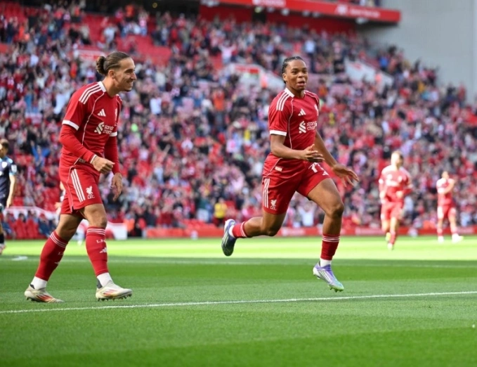 Rio Ngumoha (phải) mừng bàn mở tỷ số. Ảnh: Liverpool FC
