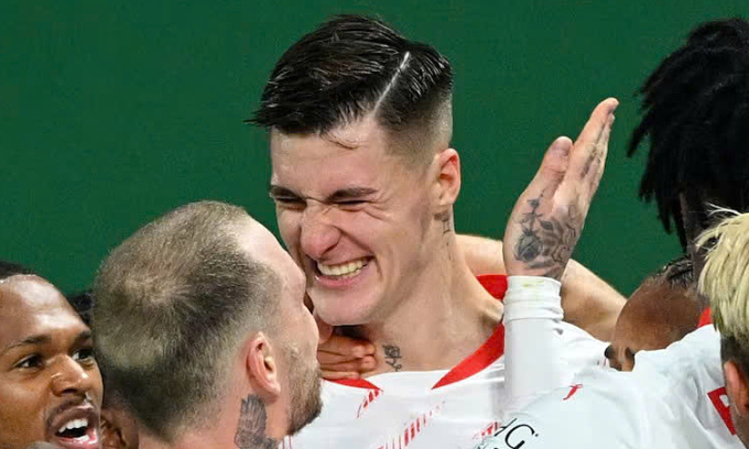 Benjamin Sesko mừng bàn thắng với đồng đội trong trận Leipzig gặp Wolfsburg ở tứ kết Cup Đức trên sân Red Bull, thành phố Leipzig, Đức ngày 26/2/2025. Ảnh: Reuters