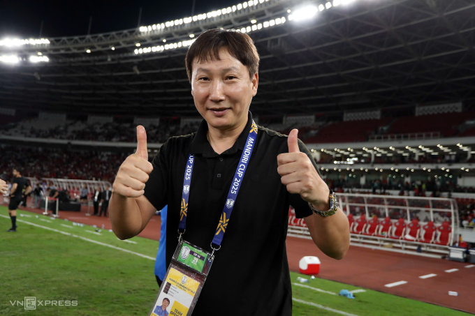 HLV Kim Sang-sik sau khi cùng Việt Nam đánh bại Indonesia 1-0 ở chung kết U23 Đông Nam Á 2025, tại sân Gelora Bung Karno, Indonesia ngày 29/7/2025. Ảnh: Hai Tư