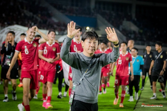 HLV Shin Tae-yong dẫn dắt Indonesia ở vòng chung kết U23 châu Á 2024 tại Qatar vào tháng 4/2024. Ảnh: IniIndonesia