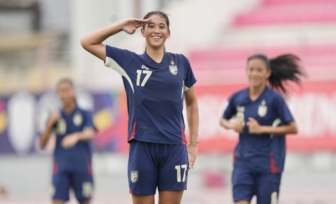 Tiền vệ Thái Lan gốc Mỹ Madison Casteen chào cờ ăn mừng sau khi ghi bàn thứ hai trong trận thắng Indonesia 7-0 ở lượt ra quân bảng A ASEAN Cup nữ 2025, tại sân Lạch Tray, Hải Phòng ngày 6/8/2025. Ảnh: FAT