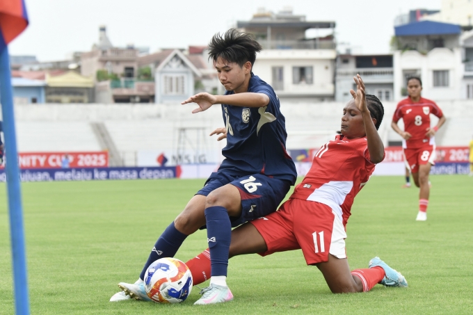 Tiền đạo Thái Lan Karjanathat Phomsri (áo xanh) lập cú đúp trong trận thắng Indonesia 7-0 ở lượt ra quân bảng A ASEAN Cup nữ 2025, tại sân Lạch Tray, Hải Phòng ngày 6/8/2025. Ảnh: FAT