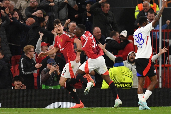 Maguire chạy ra cột cờ góc để mừng sau khi đánh đầu ghi bàn nâng tỷ số lên 5-4 cho Man Utd trong trận thắng Lyon ở lượt về tứ kết Europa League trên sân Old Trafford ngày 17/4. Ảnh: AFP