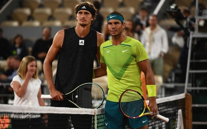 Nadal (phải) và Zverev trong trận bán kết Roland Garros 2024, trên sân Philippe Chatrier, Paris, Pháp. Ảnh: Reuters