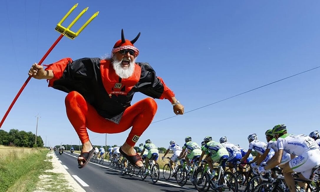 Người Đàn Ông Bí Ẩn 'Quỷ Đỏ' Tại Tour de France: Câu Chuyện Của Dieter Senft