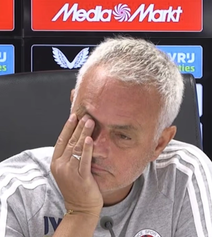 HLV Jose Mourinho rơi nước mắt khi nói về Jorge Costa trong buổi họp báo tại sân Feyenoord, Hà Lan ngày 5/8. Ảnh: Daily Mail