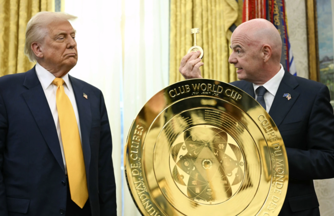 Chủ tịch FIFA Gianni Infantino (phải) trao cho Tổng thống Donald Trump chiếc chìa khóa mở phiên bản mới của FIFA Club World Cup tại Phòng Bầu dục của Nhà Trắng ở Washington, Mỹ ngày 7/3/2025. Ảnh: AP