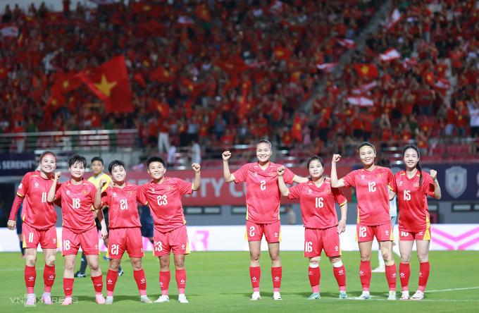 Cầu thủ nữ Việt Nam mừng chiến thắng 6-0 trước Campuchia ở lượt một, bảng A - ASEAN Cup nữ 2025, tối 6/8 trên sân Lạch Tray, Hải Phòng với hơn 7.000 khán giả dự khán. Ảnh: Trung Thu