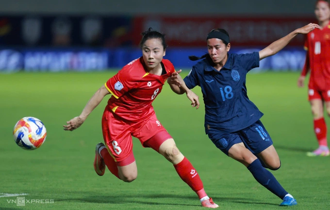 Tiền vệ Trúc Hương (8) tranh bóng cùng cầu thủ Campuchia ở lượt một, bảng A - ASEAN Cup nữ 2025, tối 6/8 trên sân Lạch Tray, Hải Phòng. Ảnh: Trung Thu