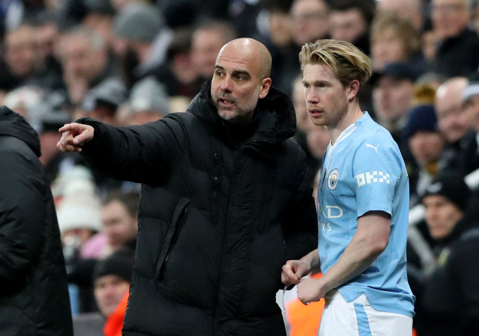 De Bruyne nhận chỉ đạo từ HLV Pep Guardiola khi vào sân trong trận Man City gặp Newcastle ở vòng 21 Ngoại hạng Anh trên sân St James Park ngày 13/1/2024. Ảnh: Reuters