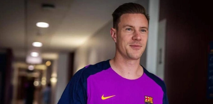 Ter Stegen tới sân tập Barca sáng 7/8 để kiểm tra sức khỏe định kỳ sau ca phẫu thuật, trước khi về nhà và nhận thông báo bị tước băng đội trưởng. Ảnh: FCB