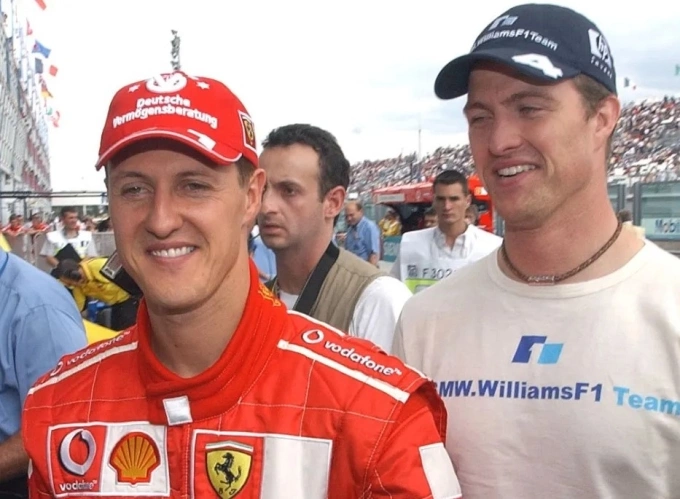 Ralf Schumacher (phải) là em trai huyền thoại F1 Michael Schumacher. Ảnh: AP