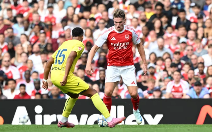Viktor Gyokeres (áo đỏ) đi bóng trong trận Arsenal thua Villarreal 2-3 trên sân Emirates, London, Anh ngày 6/8. Ảnh: Arsenal FC
