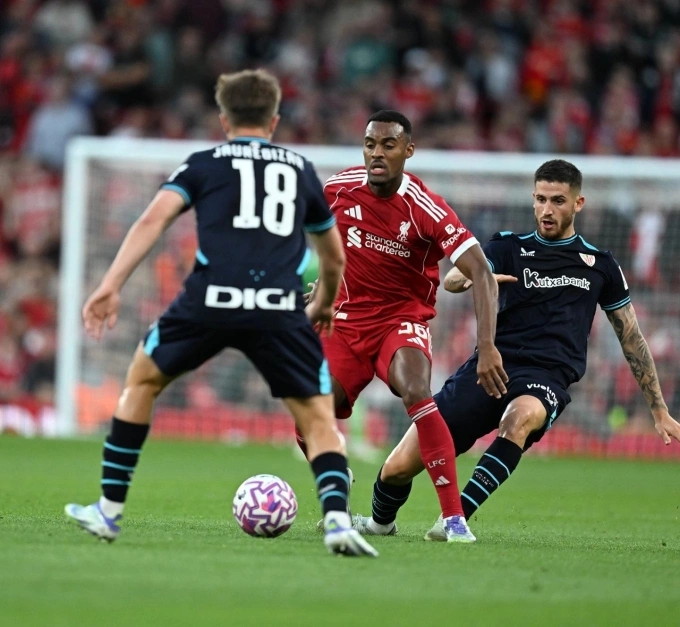 Gravenberch (giữa) cầm bóng trong trận giao hữu thắng Bilbao 3-1 trên sân Anfield ngày 5/8. Ảnh: Liverpool FC