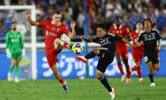 Wirtz (trái) tranh bóng trong trận giao hữu thắng Yokohama F Marinos ngày 30/7. Ảnh: Reuters