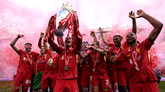 Liverpool nâng Cup vô địch Ngoại hạng Anh mùa 2024-2025. Ảnh: PL