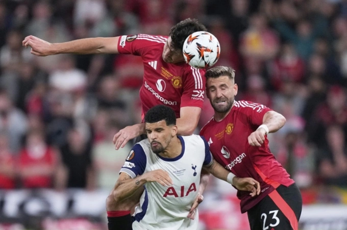 Maguire và Shaw tranh chấp bóng bổng với Solanke trong trận Man Utd thua Tottenham 0-1 ở chung kết Europa League trên sân San Mames, Bilbao, Tây Ban Nha ngày 21/5. Ảnh: AP