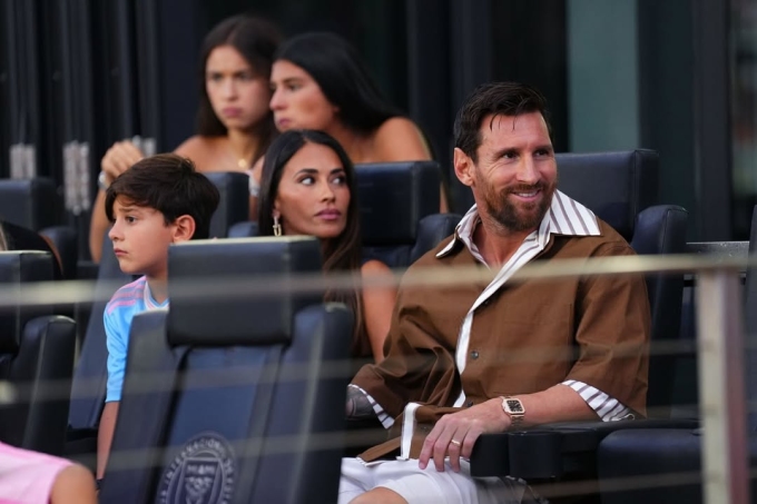 Lionel Messi cùng vợ và con trai dự khán trận Inter Miami thắng Pumas UNAM 3-1 trên sân Lockhart, Florida, Mỹ ngày 6/8.