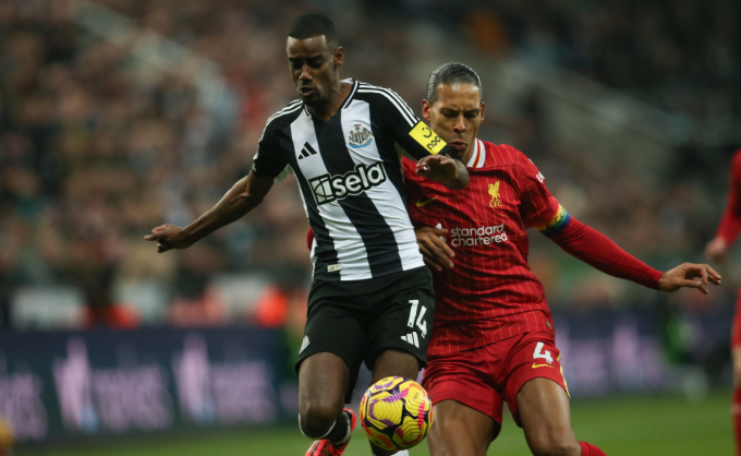 Tiền đạo Alexander Isak giữ bóng trước sự truy cản của Virgil van Dijk trong trận Newcastle gặp Liverpool ở Ngoại hạng Anh trên sân St James Park ngày 4/12/2024. Ảnh: AFP