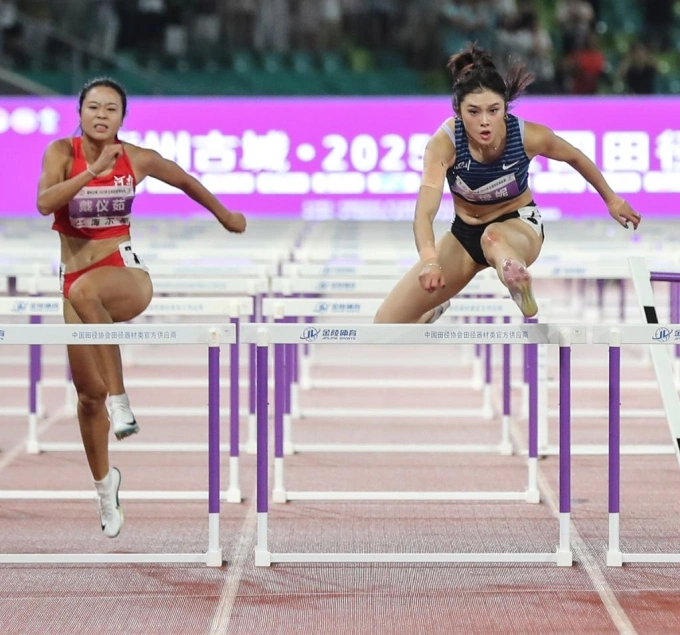 Wu Yanni (phải) thi đấu nội dung 100m rào nữ tại Giải vô địch điền kinh Trung Quốc năm 2025 ngày 4/8. Ảnh: Sports China