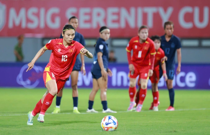 Tiền đạo Hải Yến thực hiện thành công phạt đền nâng tỷ số 3-0 cho Việt Nam trước Campuchia ở lượt một bảng A - ASEAN Cup nữ 2025, tối 6/8 trên sân Lạch Tray, Hải Phòng. Ảnh: Trung Thu