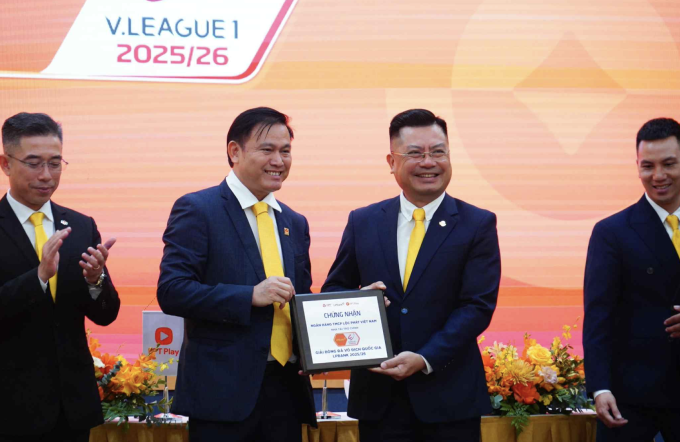 Ông Trần Anh Tú (thứ hai từ bên trái, Phó chủ tịch VFF, Chủ tịch VPF) và đại diện các nhà tài trợ trong lễ ký kết sáng 8/8 tại trụ sở tập đoàn FPT.