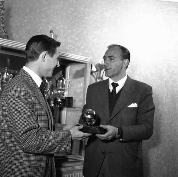 Huyền thoại Real Madrid, Alfredo Di Stefano (phải) nhận Quả Bóng Vàng năm 1957. Ảnh: France Football