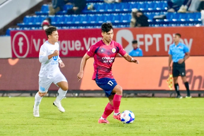 Công an Hà Nội (áo đỏ) thắng Nam Định 3-0 ở vòng 5 V-League 2024-2025, trên sân Thiên Trường, Nam Định cũ vào ngày 28/10/2024. Ảnh: VPF