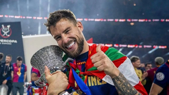 Inigo Martinez mừng chiến thắng tại Siêu Cup Tây Ban Nha mùa 2024-2025. Ảnh: EFE