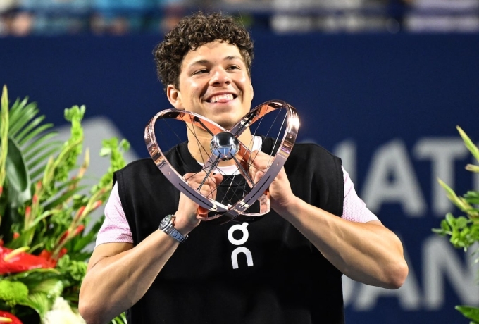 Shelton mừng danh hiệu Masters 1000 tại Toronto, Canada tối 7/8. Ảnh: Reuters