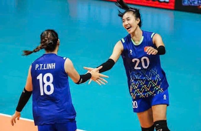 Các cầu thủ Việt Nam ăn mừng trong trận thắng Serbia ở lượt hai bảng A giải bóng chuyền U21 thế giới ở Surabaya, Indonesia.