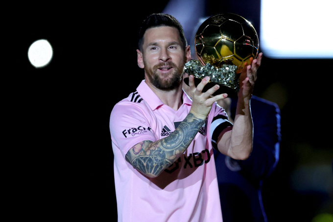 Lionel Messi khoe Quả Bóng Vàng 2023 với người hâm mộ Inter Miami trong buổi lễ vinh danh anh trên sân DRV PNK ngày 10/11/2023 ở Fort Lauderdale, Florida, Mỹ. Ảnh: AFP